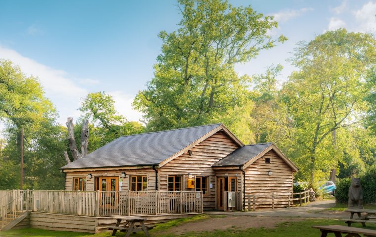 Wooden cabin Beacon Hill Kitchen Deli in woodland area.
